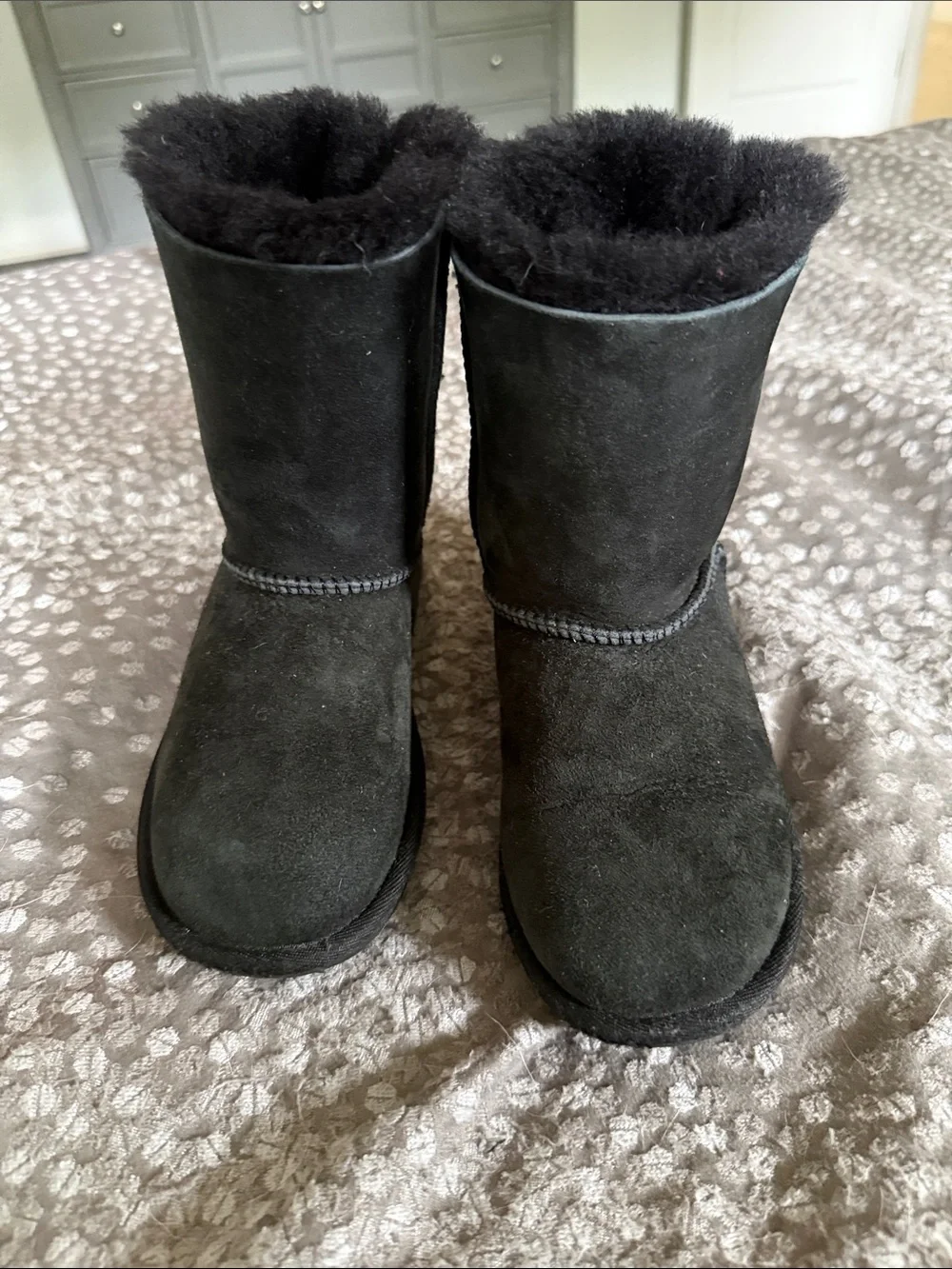 UGG Bailey Bow II boots for girls in size 2, Great condition
